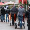 Einkaufen in Pandemiezeiten: Vor einem Baumarkt in Ulm stehen Menschen in einer Schlange.
