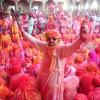 Anhänger des Hinduismus feiern in Mathura Holi.