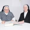 Auch im Evangelium finden Schwester Reinhilde (links) und Schwester Esther manche Stelle, die Gewitztheit beweist.