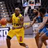 Cristiano Felicio (rechts) und Sindarius Thornwell können natürlich auch verteidigen, was sie hier gegen die Oldenburger Basketball-Legende Rickey Paulding unter Beweis stellen. 	