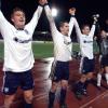 Die Ulmer Bundesliga-Spieler David Zdrilic, Janusz Gora, Hans van de Haar, Philipp Laux, Rui Marques und Oliver Otto (von links) freuen sich am 12. Dezember 1999 über ihren 3:1-Heimsieg gegen den FC Kaiserslautern. 	