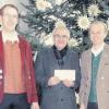 Simon Lauter (links) und Heinz Anderle (rechts) überreichen die Spenden des Konzerts der Begegnung mit dem Musikverein Gablingen und dem Jugendblasorchester Lützelburg an Walter Ernst vom Verein „Glühwürmchen“. 
