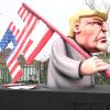 Eine Pappmaschee-Version von Donald Trump, der die Nationalflagge der USA zu einer Hakenkreuz-Fahne verunstaltet.