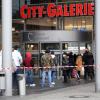 Am ersten Adventswochenende gab es Absperrungen und lange Warteschlangen vor dem Eingang zur City Galerie.
