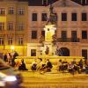 Heute beraten Stadträte über Möglichkeiten, den Lärm während der Nacht in der Augsburger Maxstraße zu reduzieren. Auch für die Taxifahrer soll sich einiges ändern. 