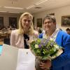 Mit Blumen und einer Dankurkunde verabschiedete Bürgermeisterin Sandra Perzul (links) Hannelore Baur, die dem Dießener Gemeinderat 21 Jahre angehörte und zuvor sechs Jahre Ortssprecherin von Dettenhofen war.