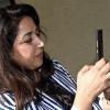Die Augsburgerin Nasrin Khalili informiert sich via Handy über die Proteste im Iran.