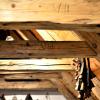 Die damaligen Handwerker haben die Balken des neueren Dachstuhlteils per Gravur direkt ins Holz nummeriert. 