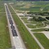 Die Verbreiterung der knapp 3000 Meter langen Start- und Landebahn (Bildmitte) ist zentraler Bestandteil des Ausbaus des Allgäu Airports in Memmingen. 