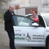 Fahrlehrer Wolfgang Fritz und Nicole Danz mit dem weißen Audi A6, in dem die Ulmerin im vergangenen Jahr das Autofahren gelernt hat. 