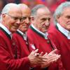 Franz Beckenbauer (l-r), Franz Roth, Georg Schwarzenbeck, Sepp Maier und Dieter Hoeneß stehen vor einem Spiel bei einer Präsentation.