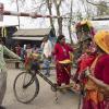 Balika und Mohamad überprüfen, wer hier die Grenze zwischen Nepal und Indien passiert.