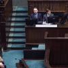 Duell im Parlament: Mit fast schon pathologischem Hass verfolgt der PiS-Parteichef Jaroslaw Kaczyński. (links auf der Bank) den Regierungschef Donald Tusk (am Rednerpult). 