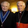 15. Januar 2004: Georg Ratzinger (links) steht an seinem 80. Geburtstag neben seinem Bruder, Kardinal Joseph Ratzinger, dem späteren Papst Benedikt XVI.