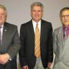 Bürgermeister Rudolf Schneider (Mitte) ehrte Andreas Hornung (links) und Anton Hirschmiller für ihren langjährigen Einsatz. 