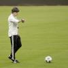 Ist seine Zeit abgelaufen? Joachim Löw schaut auf seine Uhr während des Trainings.