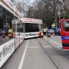 In der Augsburger Remboldstraße ist eine Straßenbahn der Linie 64 entgleist. Es gab zahlreiche Ausfälle und Verspätungen: Es wurde niemand verletzt.