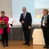 Landrätin Andrea Jochner-Weiß (links) nahm den Integrationspreis von Innenminister Joachim Herrmann und Regierungspräsidentin Maria Els im Empfang.