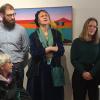 Wertingens Bürgermeister Willy Lehmeier (von rechts) begrüßte zur Vernissage mit Laudatorin Flora Nieß, Florina Coulin sowie Julia Steinberg (vierte von links). Zudem sind Werke des verstorbenen Walter Geggerle zu sehen.