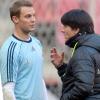 Bundestrainer Joachim Löw (r) hält Manuel Neuer für die logische Wahl zum weltweit besten Fußballer des Jahres.
