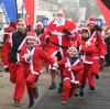 Stilecht und in leuchtend roter Montur gehen zahlreiche Weihnachtsmänner beim Nikolaus-Spendenlauf in Stadtbergen an den Start. 