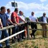 Ortsbesuch am Brunnenbach in Mörslingen: Thorsten Glauber (Zweiter von rechts) macht den Gemeinderäten aus Finningen am Donnerstag ein finanzstarkes Angebot.