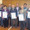 Für erfolgreiche Garten- und Ortsgestaltung mit Grün ehrte die Regierung von Schwaben Mitglieder im Günzburger Kreisverband für Gartenbau und Landespflege (von links): Landrat Hubert Hafner, Johann König (Niederraunau), Reinhold Gschwilm (Edenhausen), Anneliese Joas (Thannhausen), Kreisvorsitzenden Hans Joas, Karl- Ludwig Baust (Ellzee), Jürgen Knipper (Wettenhausen), Gerhard Bschorr (Leipheim), Georg Saumweber (Kemnat), Barbara v. Wartenberg (Edelstetten) neben Kreisfachberater Josef Stocker. 