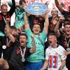 Die Bayern-Spieler feiern den Gewinn der 33. deutschen Meisterschaft.