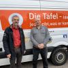 Helmut Weiß (links) und Martin Schröppel vor dem Tafel-Transporter.