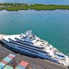 Die Superjacht «Amadea» liegt im Containerhafen von Lautoka auf Fidschi vor Anker.