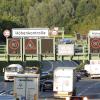 Am Tunnel Etterschlag auf der A96 brauste ein rücksichtsloser Autofahrer durch die Rettungsgasse - und fuhr dort einen Mann an.