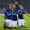 Schalkes Breel Embolo, Torschütze Benedikt Höwedes, Nabil Bentaleb und Leon Goretzka bejubeln das Tor zum 3:0. 