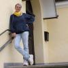 Marion Bussmann auf der Rathaustreppe in Laugna: Sie ist die einzige Frau dort im Gemeinderat. Spaß macht ihr die Arbeit trotzdem.