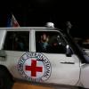 Ein Wagen des Roten Kreuzes mit israelischen Geiseln auf dem Weg vom Gazastreifen nach Ägypten.