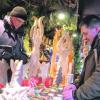 Tasten, riechen, spüren: Blinde Menschen erleben den Weihnachtsmarkt auf ihre Weise. Foto: kmd