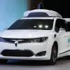 Ein Chrysler Pacifica Hybrid Minivan, der mit Sensoren von Waymo ausgestattet ist.