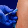Über die Impfung gegen das Coronavirus kursieren aktuell viele Unwahrheiten.
