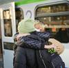Geflüchtete Olha Sidun (rechts) umarmt ihre Schwester Hanna nach ihrer Ankunft am Berliner Hauptbahnhof. Auch in Augsburg hat der Krieg in der Ukraine das Leben vieler Menschen verändert. 