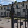 Ein Mann wollte am Eingang der ehemaligen Alfred-Delp-Kaserne in Donauwörth zwei Roller für Flüchtlingskinder spenden. Er wurde jedoch abgewiesen.