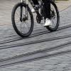 Jedes Jahr verletzen sich in Augsburg Fahrrad-Fahrerinnen und -Fahrer beim Überqueren von Straßenbahn-Gleisen. Je dünner die Reifen sind, desto größer ist das Risiko.