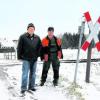 Die Landwirte Markus Schnitzler und Rudi Kast sorgen sich um die Bahnübergänge, die geschlossen werden sollen, so wie hier "Im Gerinne" in Wullenstetten. Foto: Angela Häusler