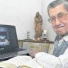 Georg Eberhardt verfolgt zu Hause auf seinem Laptop den Gottesdienst, der live aus der St.-Simpert-Kirche in Dinkelscherben übertragen wird. Aus gesundheitlichen Gründen kann der 82-Jährige nicht mehr in die Kirche gehen. 