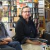 Martina Großhauser (Mitte) ist Gründungsmitglied des Kissinger Literaturkreises und moderierte die Besprechung des Buches „Winter in Maine“. 	