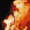 Das Scheibenfeuer auf dem Ziegelberg leuchtet weit in die Region. Noch ragt die Hexe über den Funken. Doch gleich wird die Strohfigur von den Flammen erfasst und brennt lichterloh.