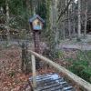 Das "Dreifaltigkeits"-Marterl im Wald zwischen Mickhausen und Waldberg erinnert an die Vereitelung eines grausamen Mordversuchs.