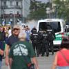 Eine Gruppe Polizisten steht an ihrem Mannschaftswagen am Stachus in München.