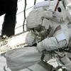 Missionspezialist Bob Behnken montiert das Modul Tranqulitiy an die ISS