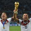 Lukas Podolski (r) und Bastian Schweinsteiger jubeln mit dem Pokal nach dem WM-Finale 2014.