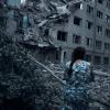 Eine Frau steht inmitten der Trümmer eines Wohnhauses in Mykolajiw, das durch russischen Beschuss zerstört wurde.