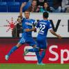 Der Hoffenheimer Fabian Johnson (l) erzielte mit einem Traumtor den 1:1-Ausgleich gegen Hannover. Foto: Uwe Anspach dpa